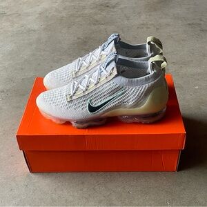 Nike Air VaporMax Flyknit White Lifestyle Performance Sneakers Size 9.5 Mens
